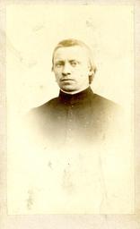 Album de portraits qui représentent des prêtres, et d’autres personnes anonymes