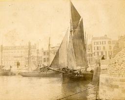 Album de photographies dont la plupart représente des scènes au bord de la mer dans des villes du no