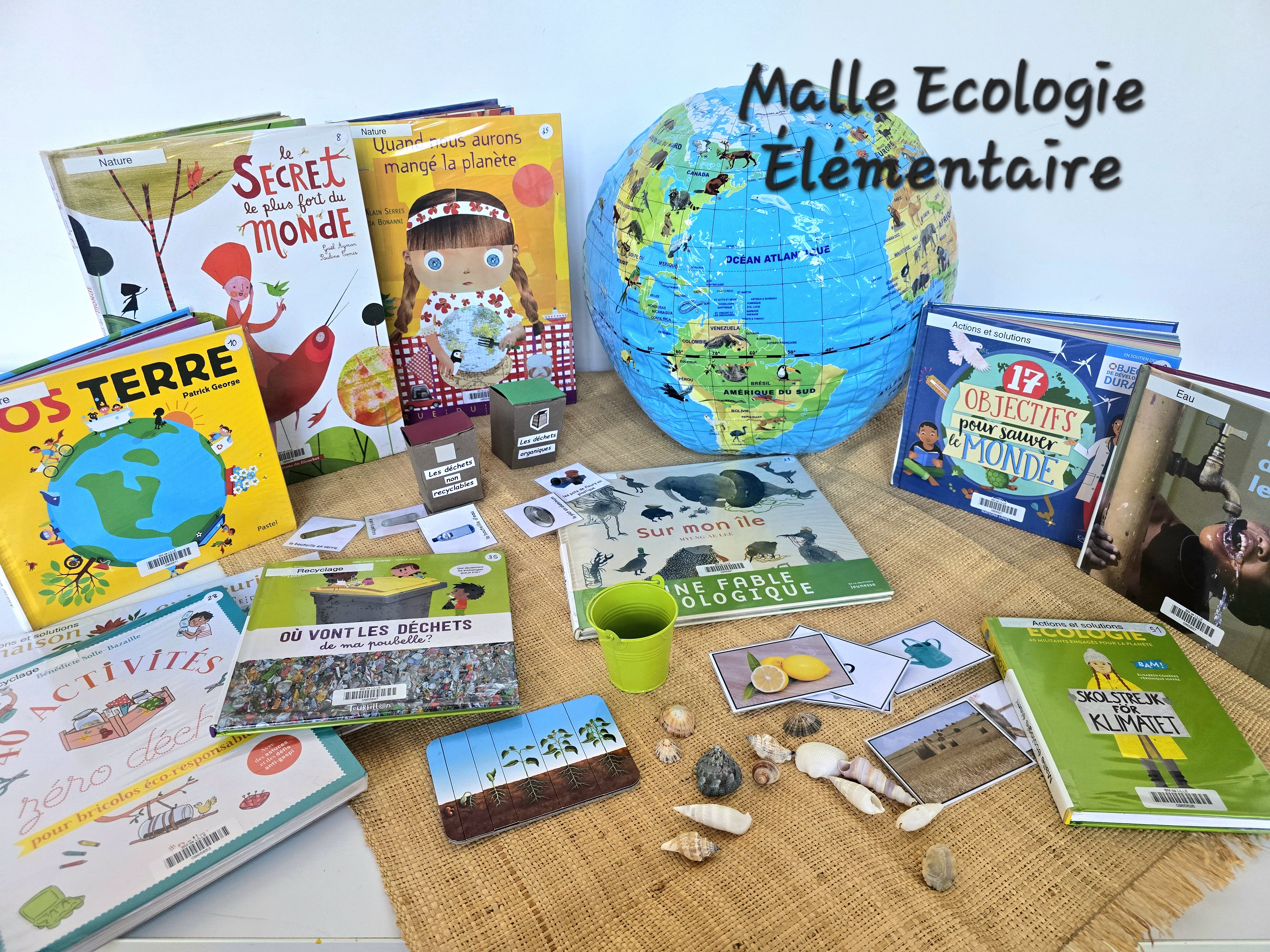  50 livres, des expériences, des jeux coopératifs, autour de 4 axes : la préservation de la nature, l’eau, le recyclage et les actions du quotidien. Cette malle améne à faire réfléchir sur les objectifs de développement durable pour éveiller à la conscience écologique.
